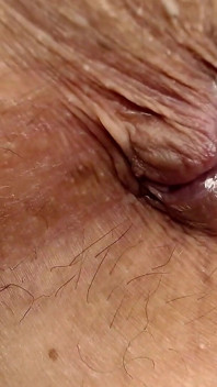 Abby está inchada no cu apertado closeup