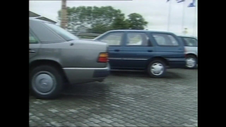 MILF still slut: Schmutzige MILFs und junge geile schlampen werden von riesigen retro-schwänzen...