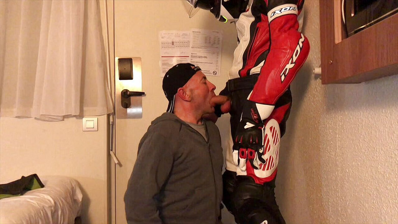 HUMLIATION AND SPANKING PORN: Demütigung im hotel mit fetisch-outfits, biker