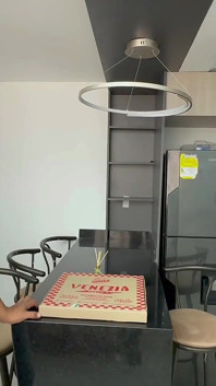 Pieprzę faceta z dostawą pizzy, aby uniknąć płacenia za to.