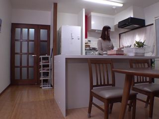 Vulture: O soție ideală care îndeplinește dorința soțului ei de a fi...