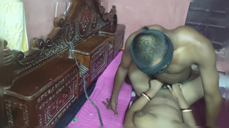 Nehatop123: 漂亮的热辣女孩第一次性感辣妹