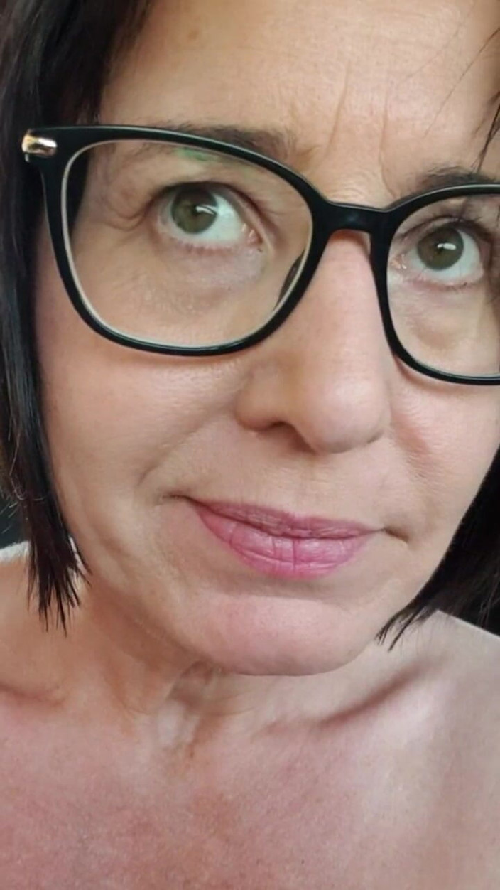 JulieEroticDress: Nudo che corre sotto l'autostrada all'aperto