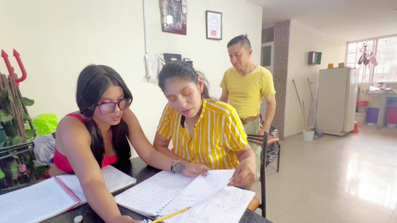 Lady: Pria tua hijau mesum meniduri dua mahasiswa lesbian.