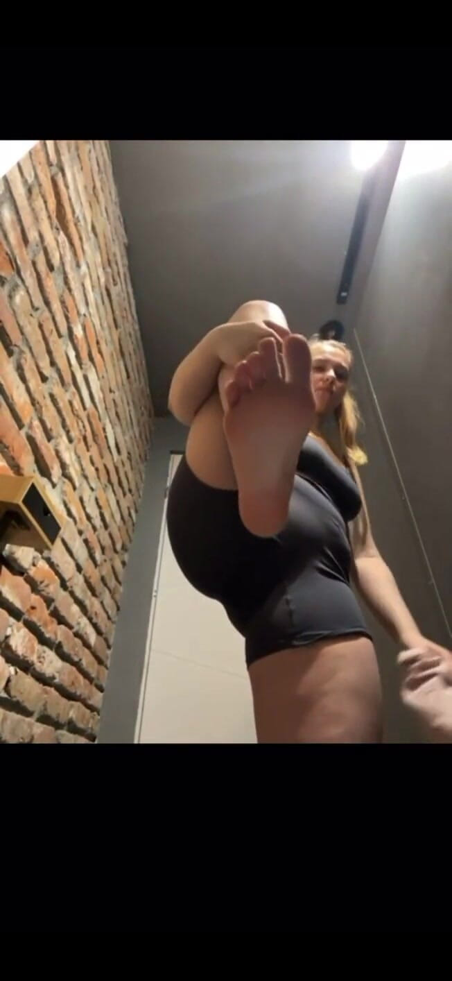 JuiceLussie: 公然のアナルスカート。フィスティングアナル。足フェチ