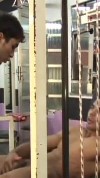Прямі, спортивні хлопці трахаються в спортивному клубі