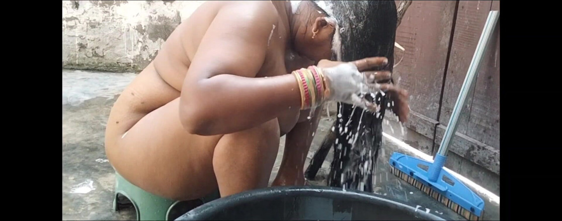 Yourgeeta8899: Heute morgen sah ich meine stiefmutter beim baden, sie wäscht...