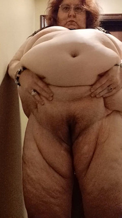BBW nurse Vicki adventures with friends: Škádlím tě, zatímco jdu na záchod