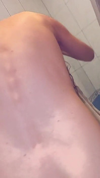 私の義理の妹がシャワーを浴びると、私は彼女の大きな乳首を撮影してシコります
