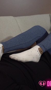 Séance de pieds en sueur de Laura - dreamgirls en chaussettes