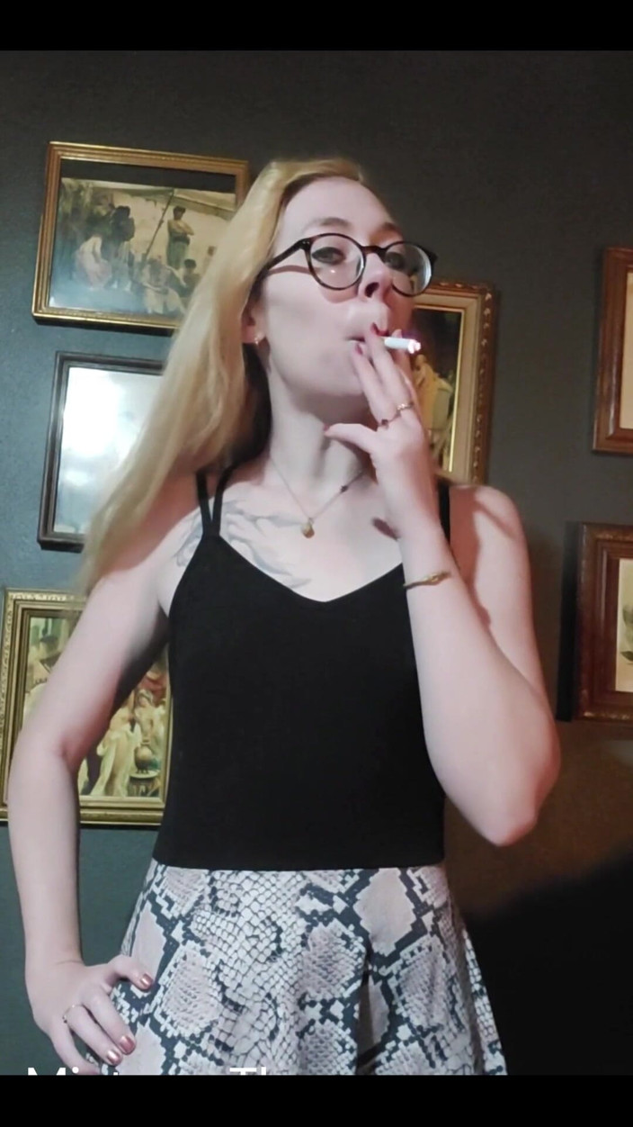 MistressThrope: พร้อมที่จะสูบบุหรี่สุดฮอตที่คุณชื่นชอบแล้วหรือยัง?