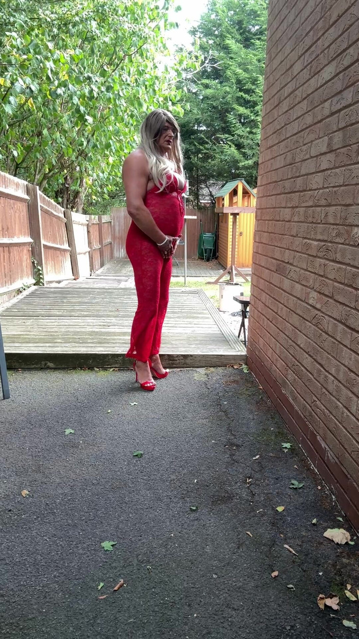 Kellycd2022: Sexy Crossdresser Kellycd2022 v sexy červené kombinéze a podpatcích