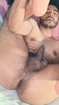 Adakah awak lebih suka menunggang zakar saya atau menghisap pantat saya dan mengongkeknya?