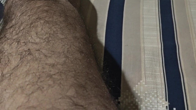 Hot Chilli 2025: Il patrigno peloso si gode il cazzo con se stesso