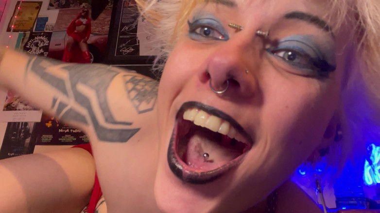Glitterqueen1999: 00000 Une gothique exhibe son nez, se caresse le gode,...