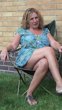 Rondborstige rijpe Camilla pronkt met haar hete weelderige lichaam in de tuin!