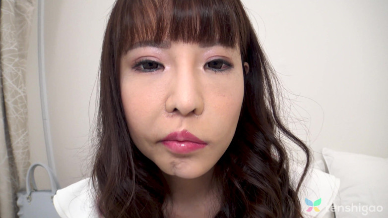 Tenshigao: Aya는 고양이 카페에 가고 싶어하는 외로운 가게 소녀입니다.