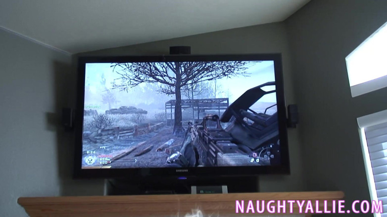 Naughty Allie: Serviciile soțului sexy care se joacă cu un joc video