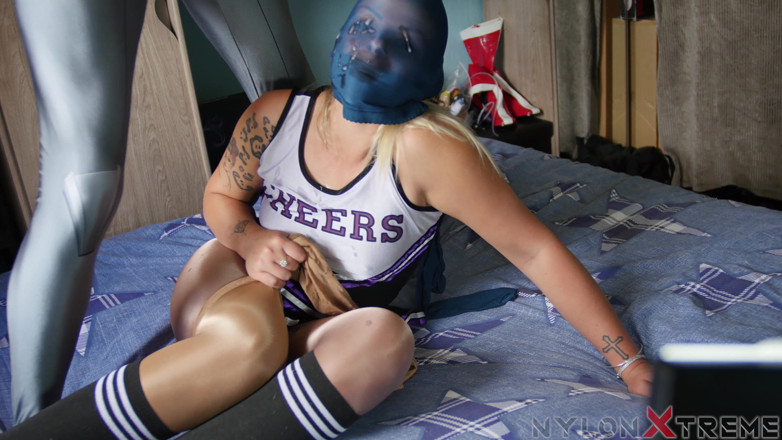 Nylon Xtreme: Cheerleaderka Natacha Guapa rucha się z opaloną rajstopami