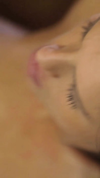 Romántico porno checo con chica morena sensual follando por una polla caliente