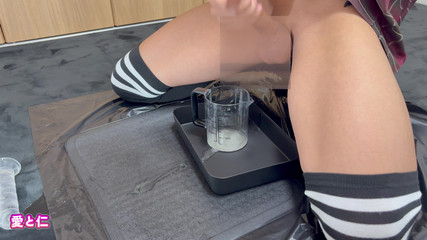 JAPAN FEMDOM: Vestindo-se como mulher e ejaculando massivamente em um copo medidor