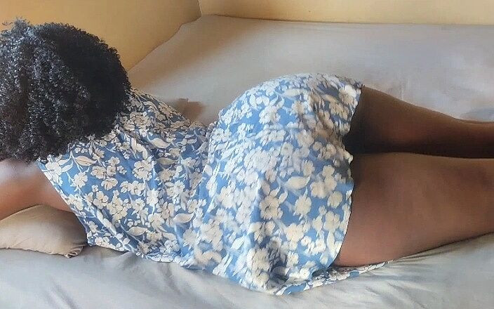 Delicious Ass: La sexy miLF africana ha il patrigno da sborrare come...