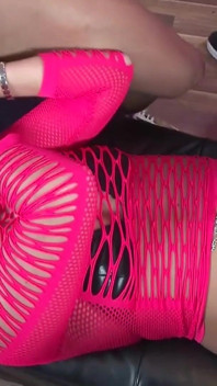 MIlf prepara su coño cachondo para un trío de orgía