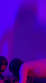 Ustalanie naszych niewolników, podczas gdy ssają podwójnie zakończone dildo