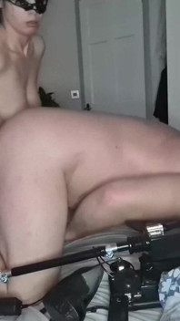 Pegging amateur très sexy, femdom - une MILF excitée adore son trou du cul