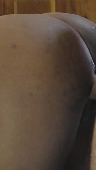 Gadis gemuk kulit hitam dientot gaya doggy sampai dicrot di dalam