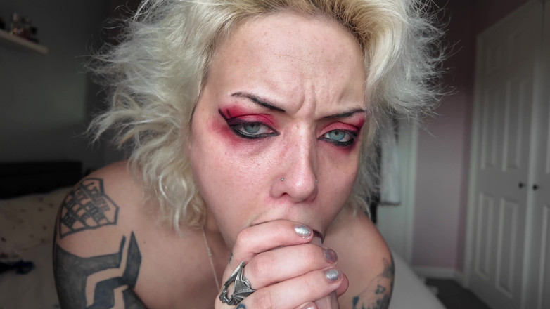 Glitterqueen1999: Yüze boşalma, boyalı tırnaklar, ayak parmaklarını yalama ve emme, götte...