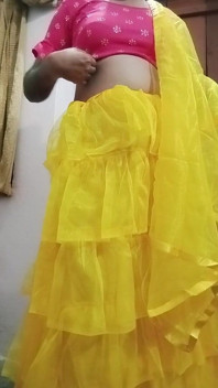 Travestito gay indiano sprendo il e gioca con le sue grandi tette in abito giallo vero sesso fatto in casa
