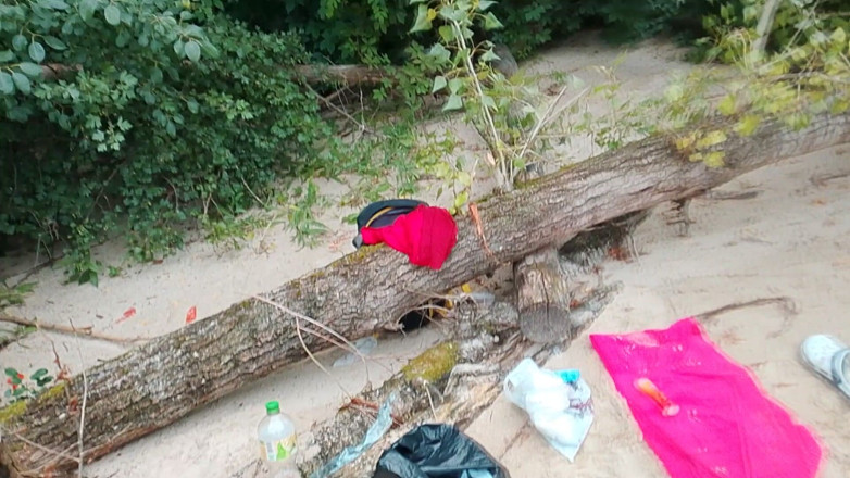 MilaFemboyUA: Baby che posa con una natura bellissima e sorpresa nel...