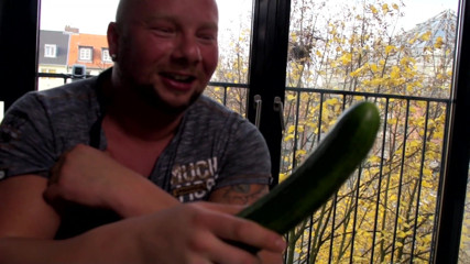Flash Model Amateurs: Put cucumber in my pussy