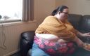 SSBBW Lady Brads: एसएसबीबीडब्ल्यू विशाल पेट जबकि सोफे पर खाना