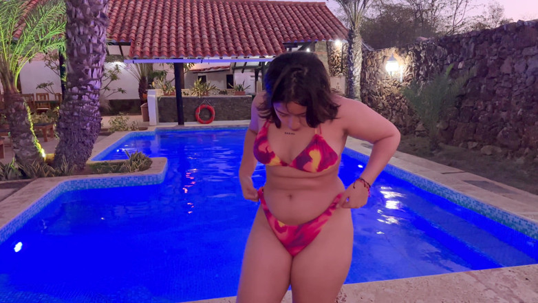 SugarPose: Jasmine Brinca Na Piscina