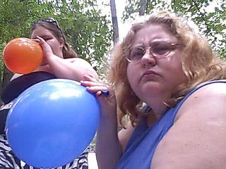 BBW nurse Vicki adventures with friends: Bbw outdoor-ballon blasen und pop