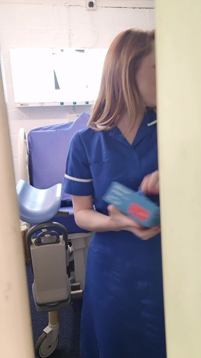 Lily kink: Freche Krankenschwester Erwischt Dich Beim Spähen Und Lädt Dich Ein,...