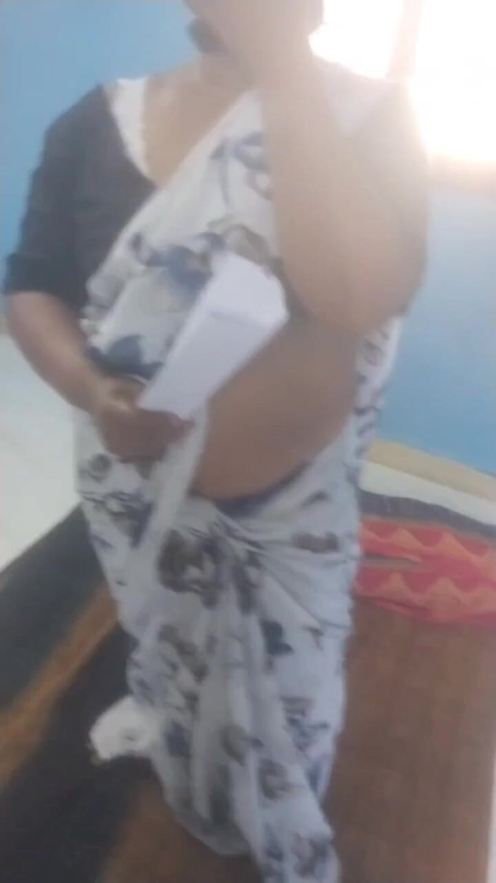 Tamil lesbian: Profesoară sex cu băiat pentru Mark