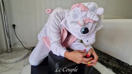 LC couple: Sybian seks makinesiyle tek boynuzlu at kostümü içindeki sevimli amatör...