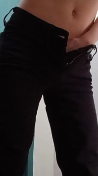 Sexy hubená brunetka v těsných džínách masturbuje chlupatou kundičku