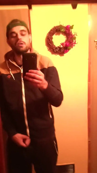 Habillée devant le miroir, je joue et je montre