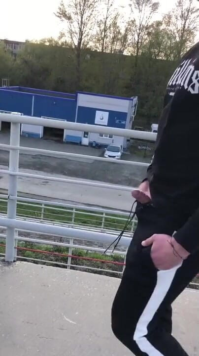 Dick Boys Studio: Extrem. Runkar av sin stora kuk på järnvägsstationen