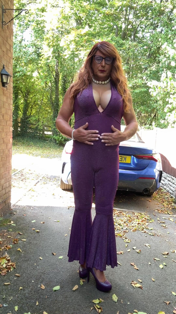 Kellycd2022: Crossdresser seksi Kellycd2022 dalam pakaian kucing ungu dan tumit