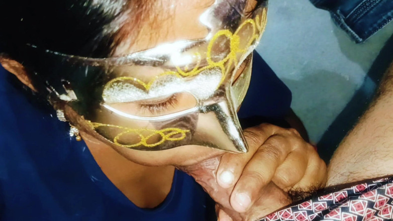 Sexy_girl_nehu: Hintli kadın ağzına boşalana kadar sakso çekiyor