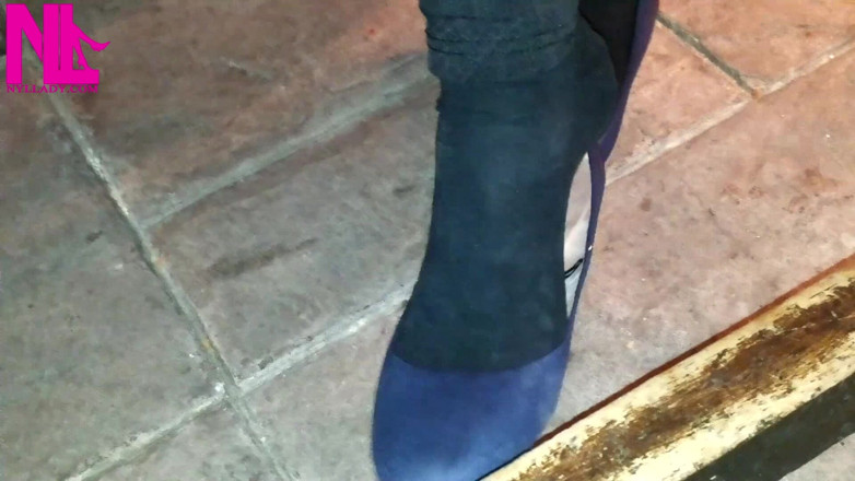 Nyllady: Pendurada em Blue Ballet Flats em um Bar
