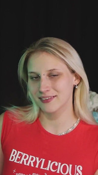 Plachá dívka kouří a močí