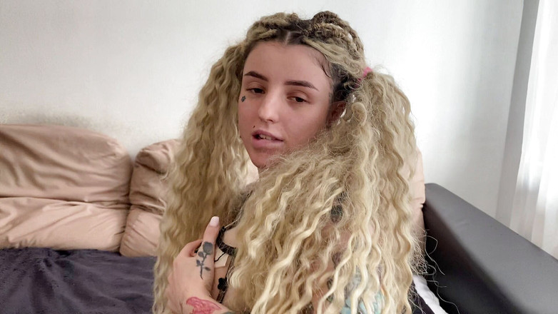 Barbietatoo1: Předvádí se tetováním a zve vás na tvrdé šukání