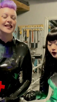 Baskın hemşireler sana prostat muayenesi yapıyor