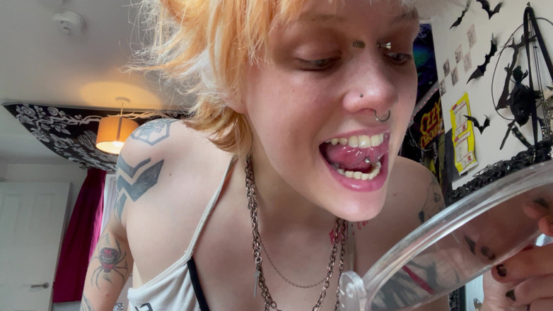 Glitterqueen1999: Tour della bocca della ragazza gotica senza trucco con specchio...